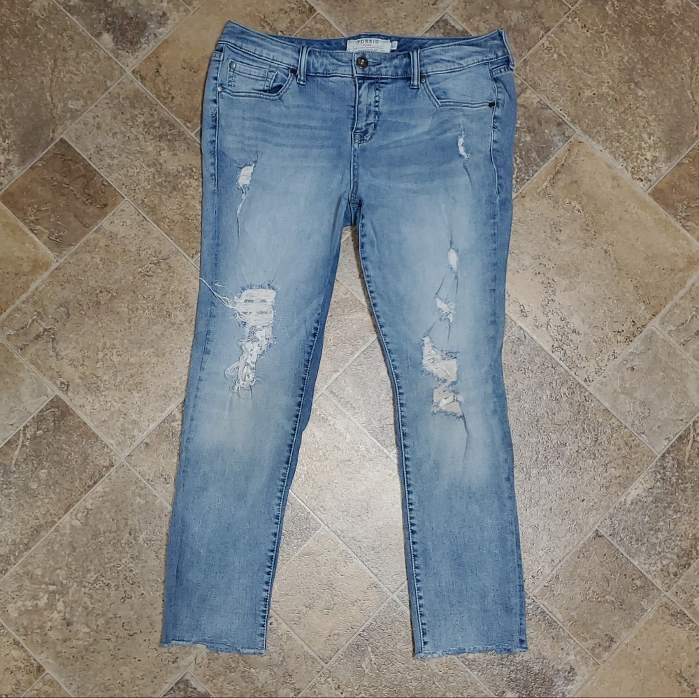 TORRID BOYFRIEND Distressed Light Wash Denim Jeans